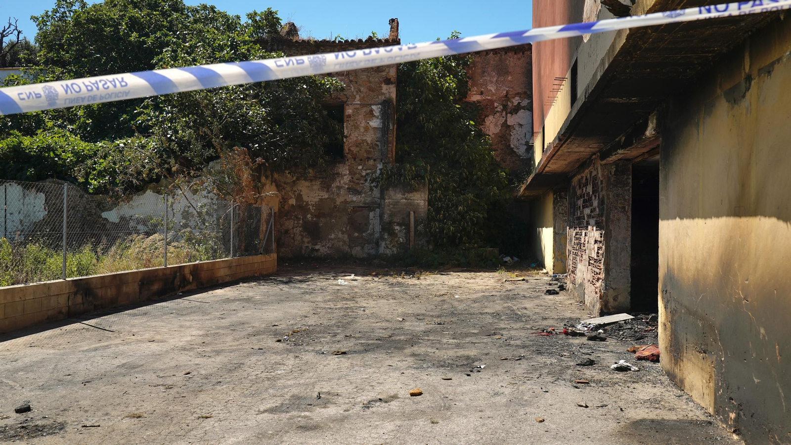 Fotos del edificio abandonado en la avenida Gesto por la Paz de Algeciras una semana después de incendiarse