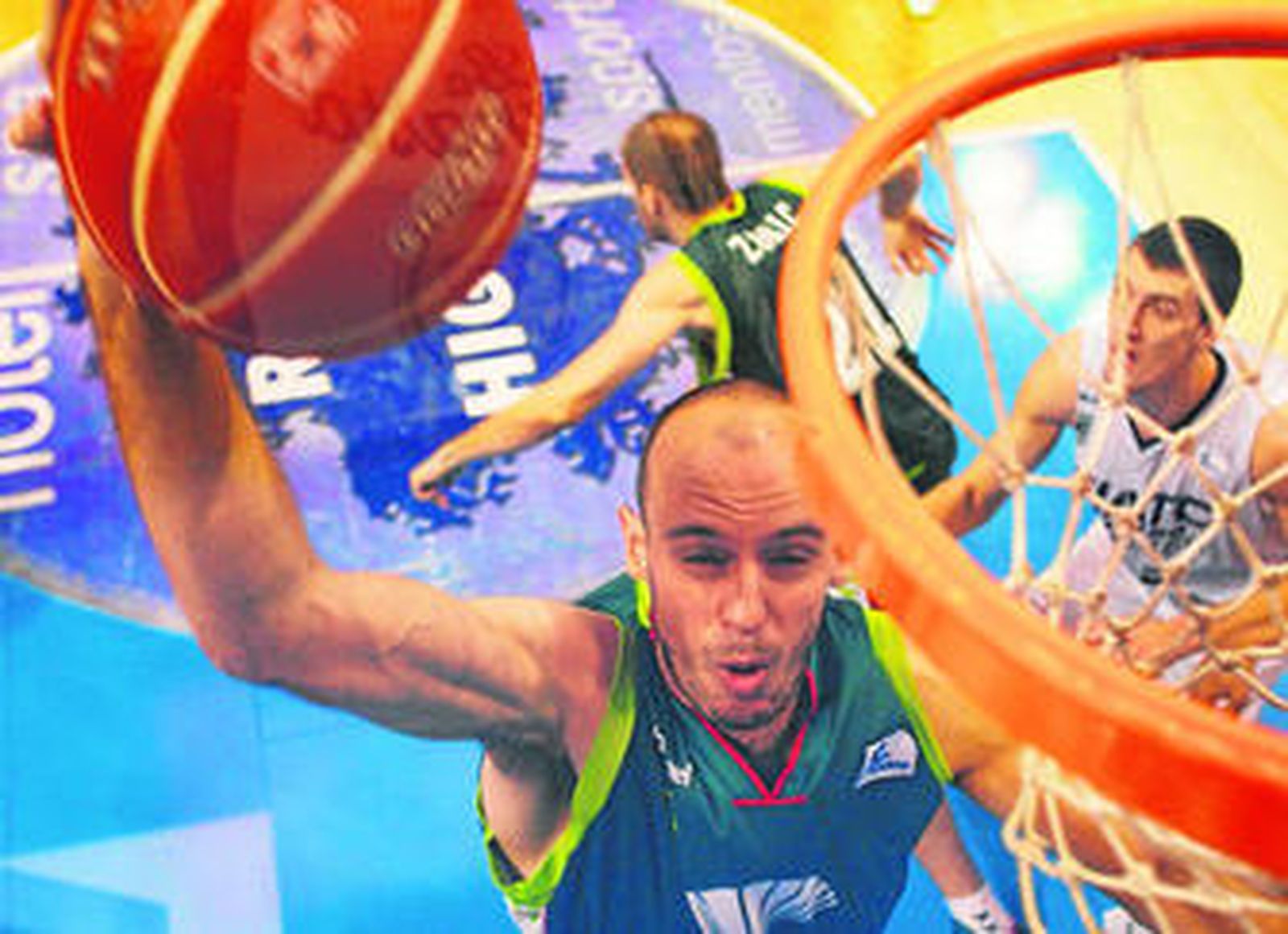 David Navarro disputa el balón con el jugador del Basilea Zoua Daogari, en un encuentro de hace un mes.