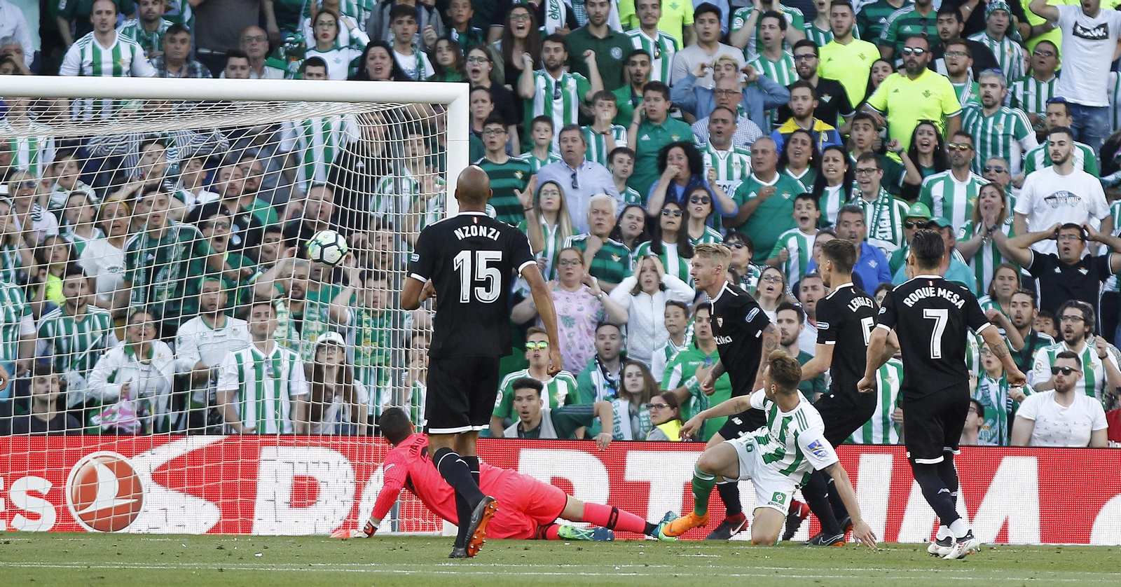 Loren  acaba  de  rematar  desde  el  suelo  tras el  mal rechazo de  David Soria y observa la  pelota dirigiéndose hacia la  portería sevillista.