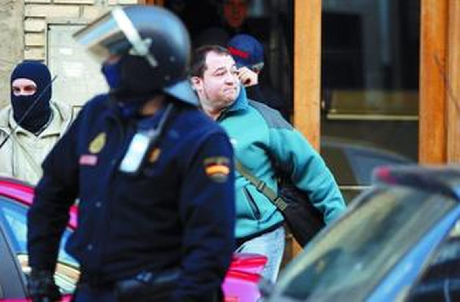 Pernando Barrena abandona su domicilio en la localidad navarra de Berriozar escoltado por agentes de la Policía Nacional.