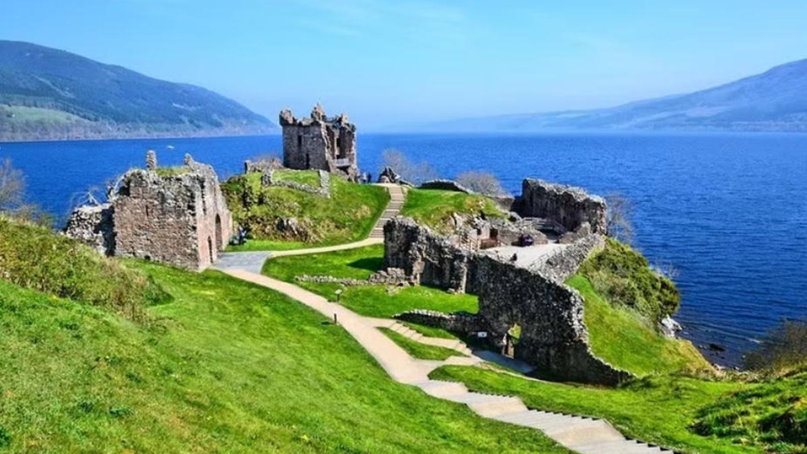 Lago Ness y ruinas del Castillo de Urquhart