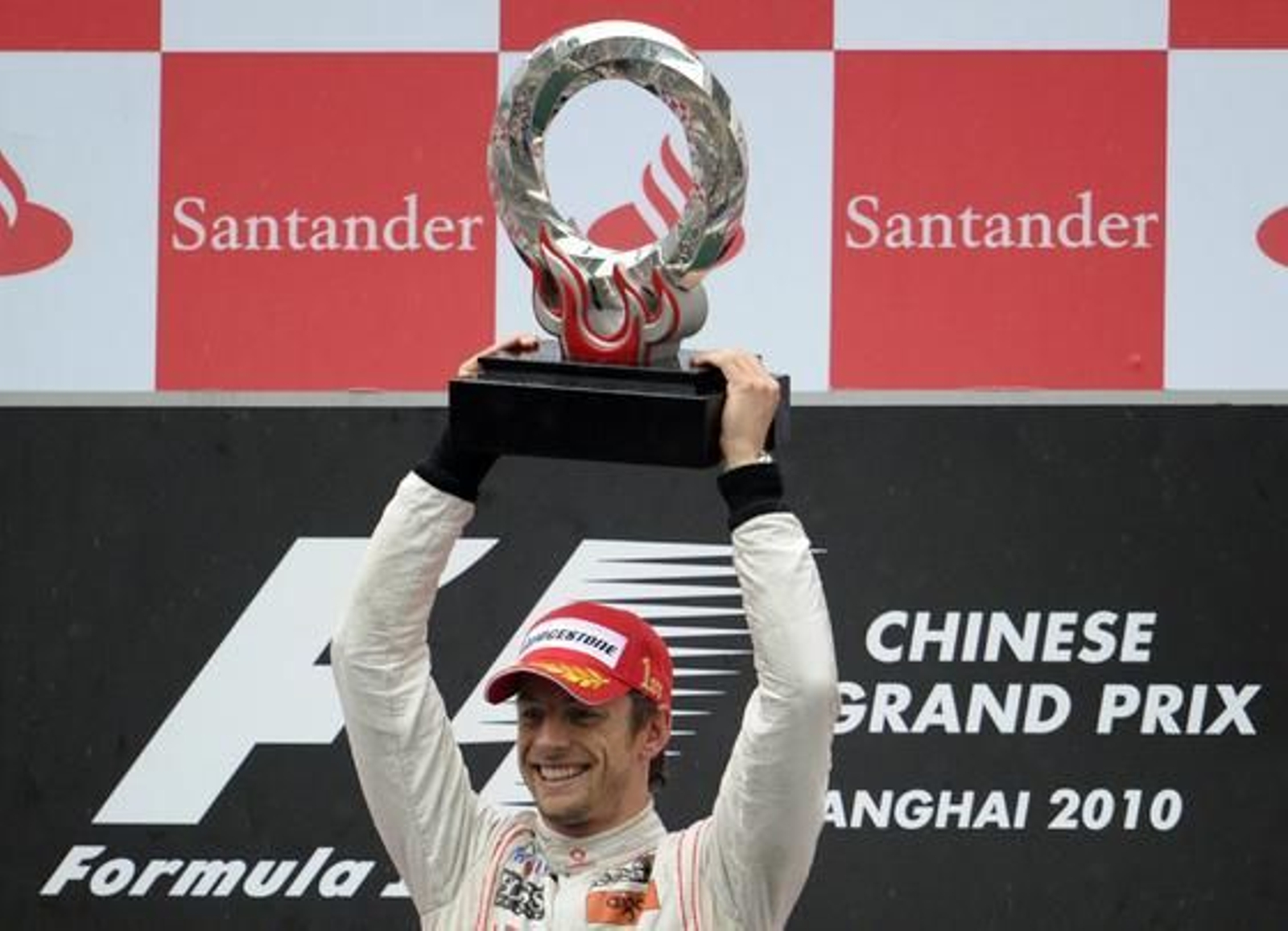 Button alza el trofeo.

Foto: EFE/ AFP/ Reuters
