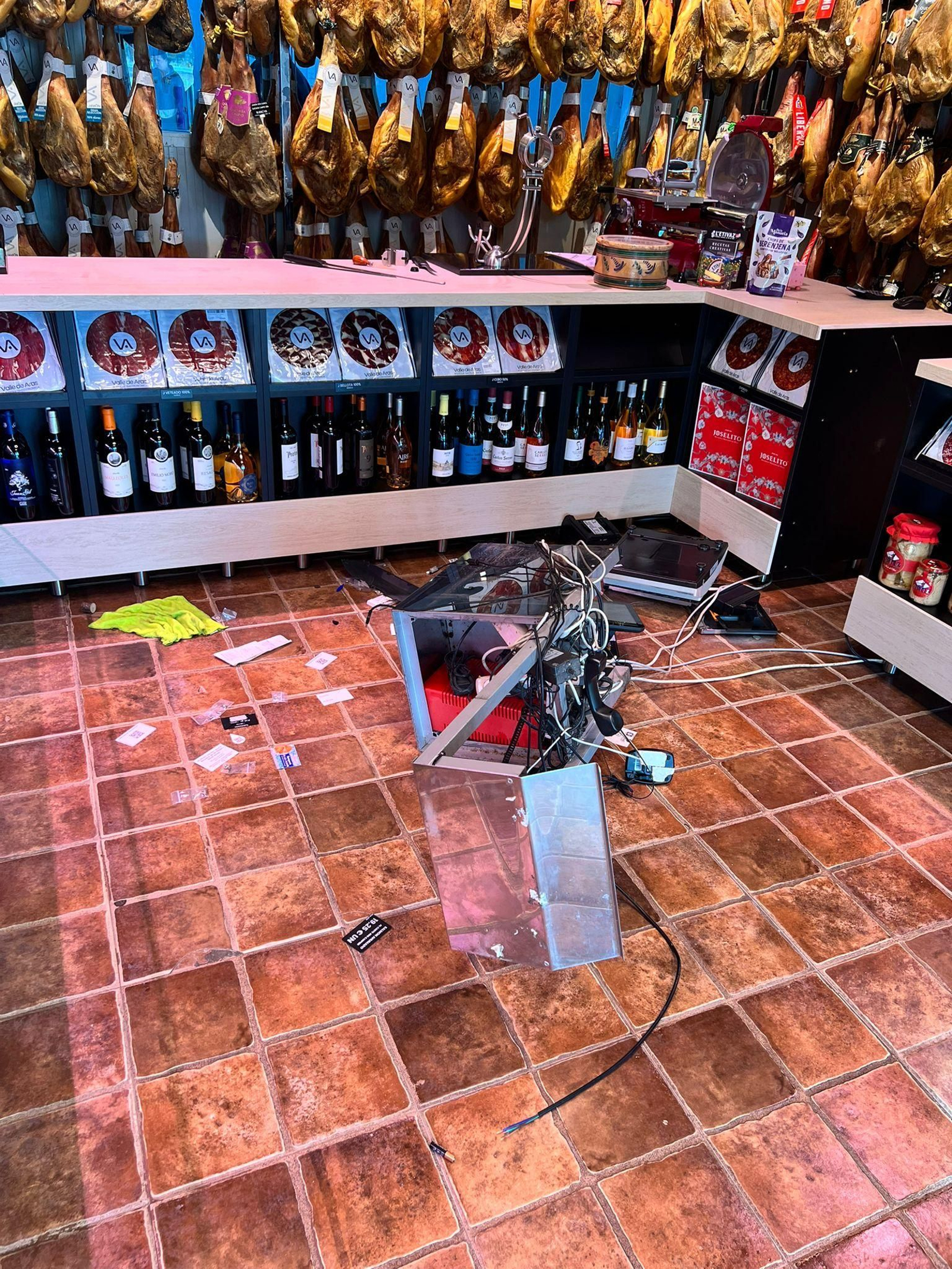 Daños en la boutique gastronómica Valle de Aras, en Lucena.