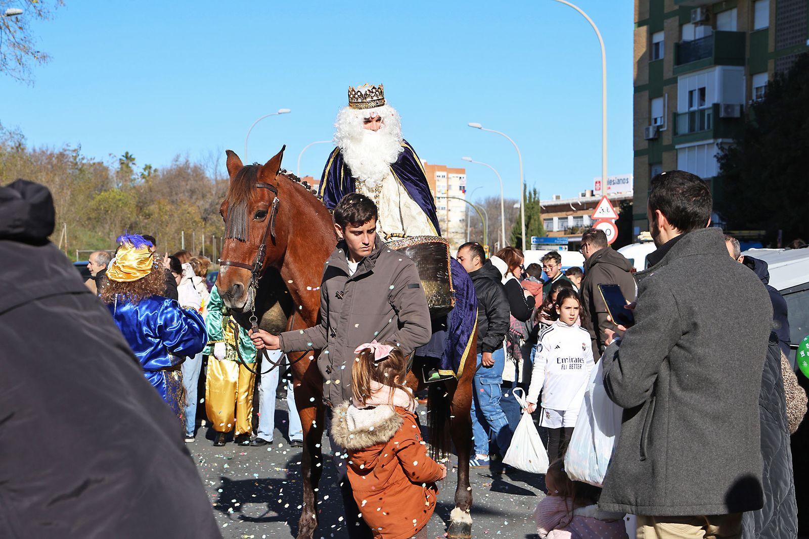 Día de regalos y Reyes Magos por los barrios de la ciudad