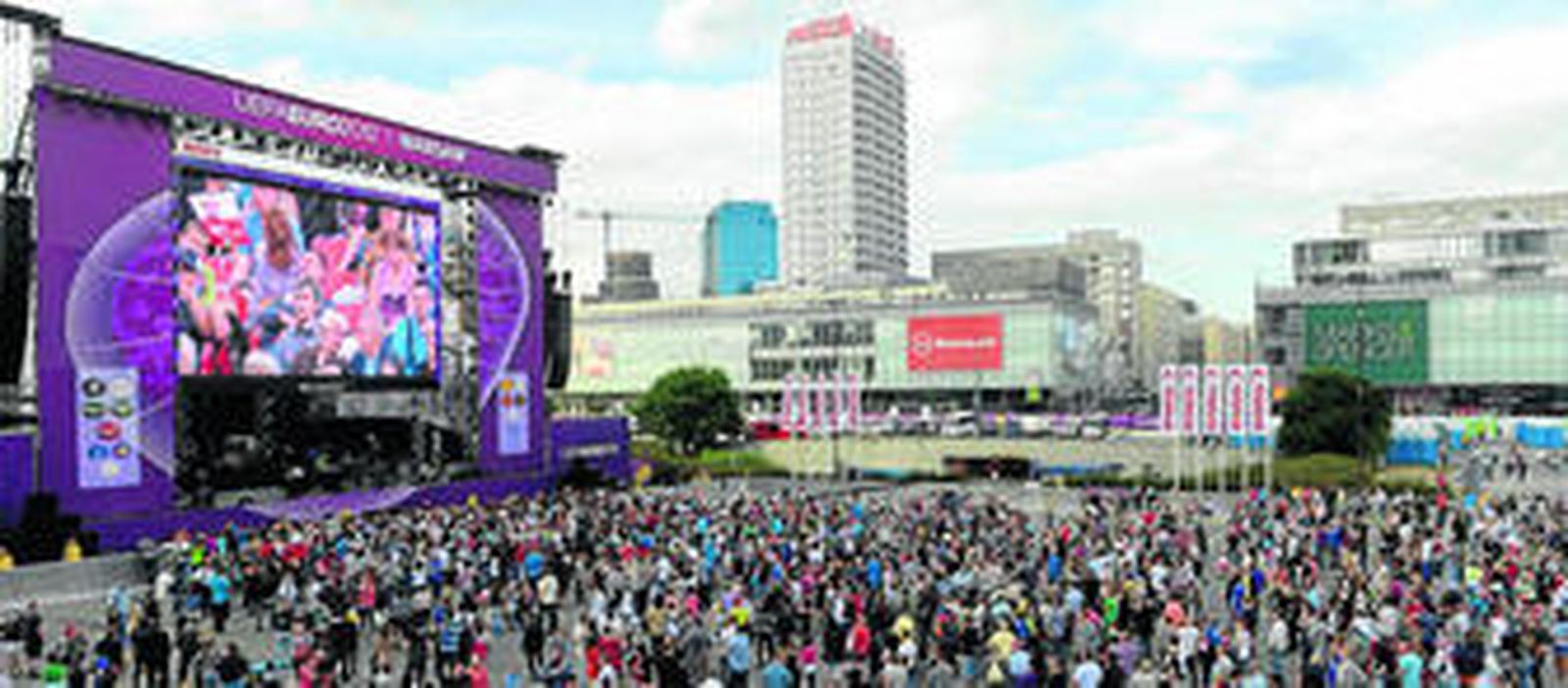 Los aficionados se concentran ante unas pantallas gigantes en una zona habilitada en Varsovia para el seguimiento de la Eurocopa.