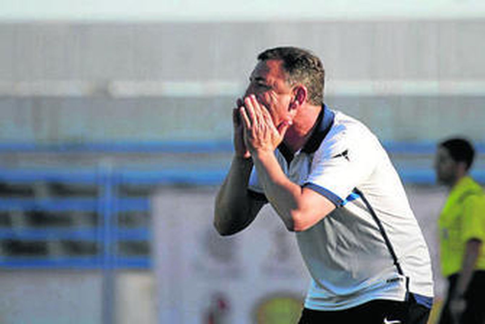 Loren da órdenes desde el banquillo a sus jugadores.