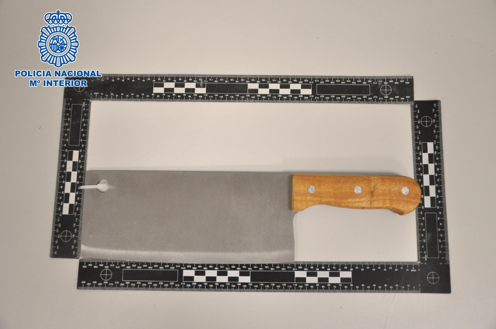 El hacha incautada en Lucena.