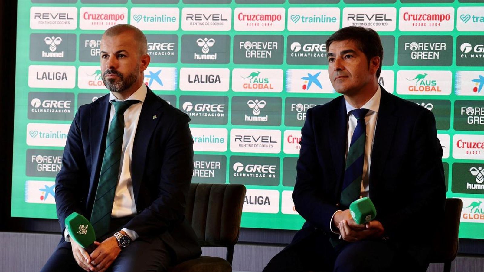 Manu Fajardo, director deportivo del Betis, y Ángel Haro, presidente, durante la presentación de Natan.