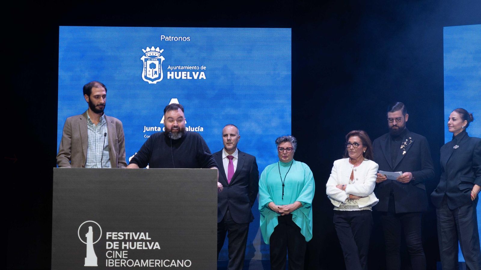 La familia de Jesús Hermida junto a los responsables del documental.