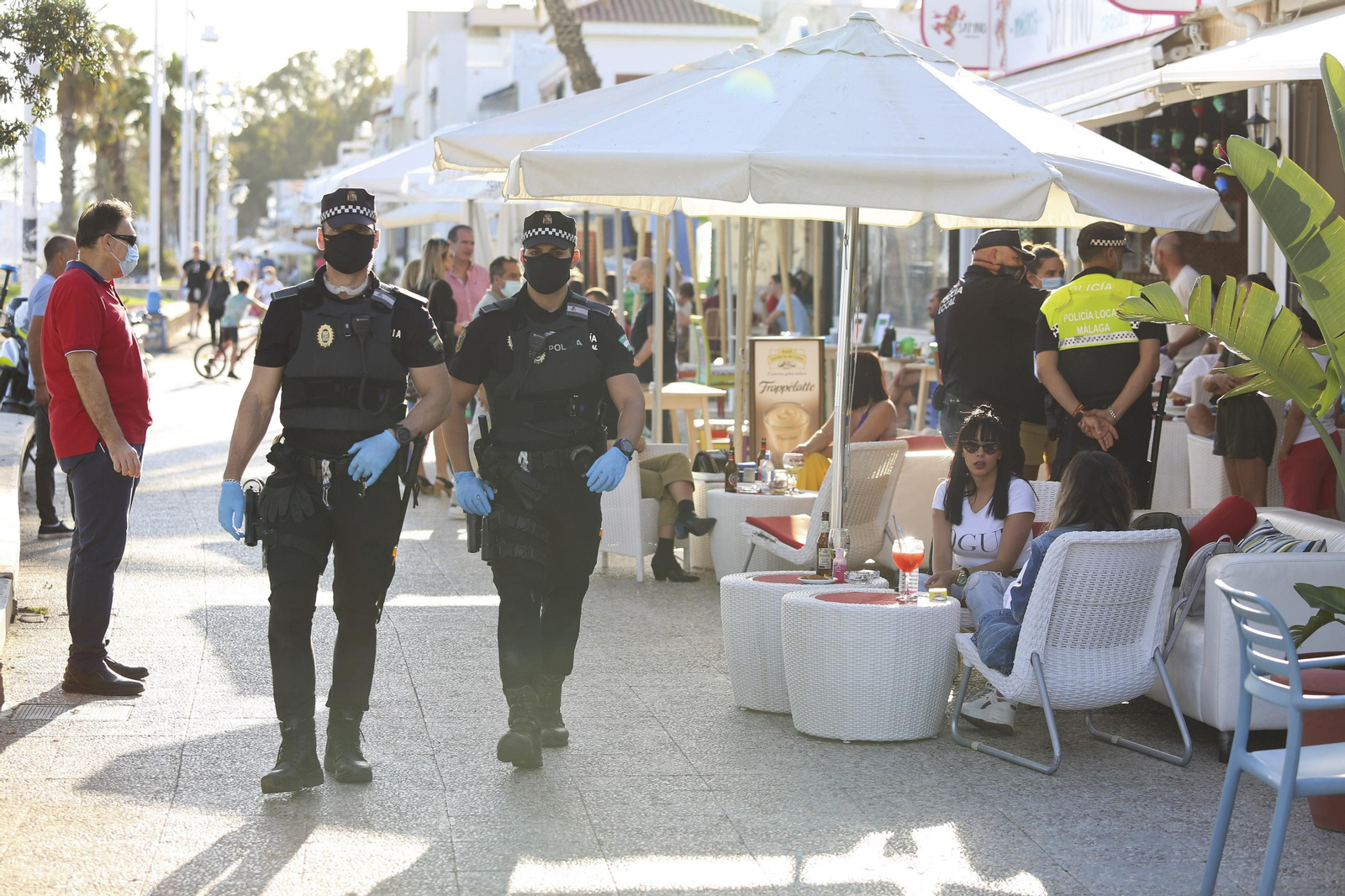 Las fotos del refuerzo policial en Pedregalejo ante su masificación
