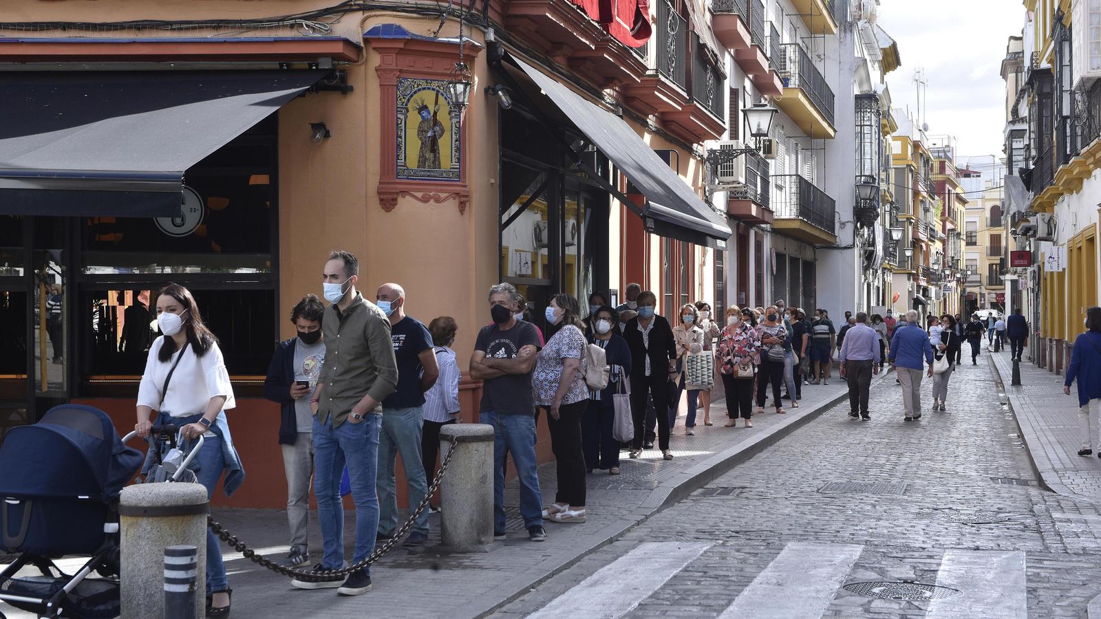 La cola para entrar en la basílica se extiende por la calle Conde Barajas.