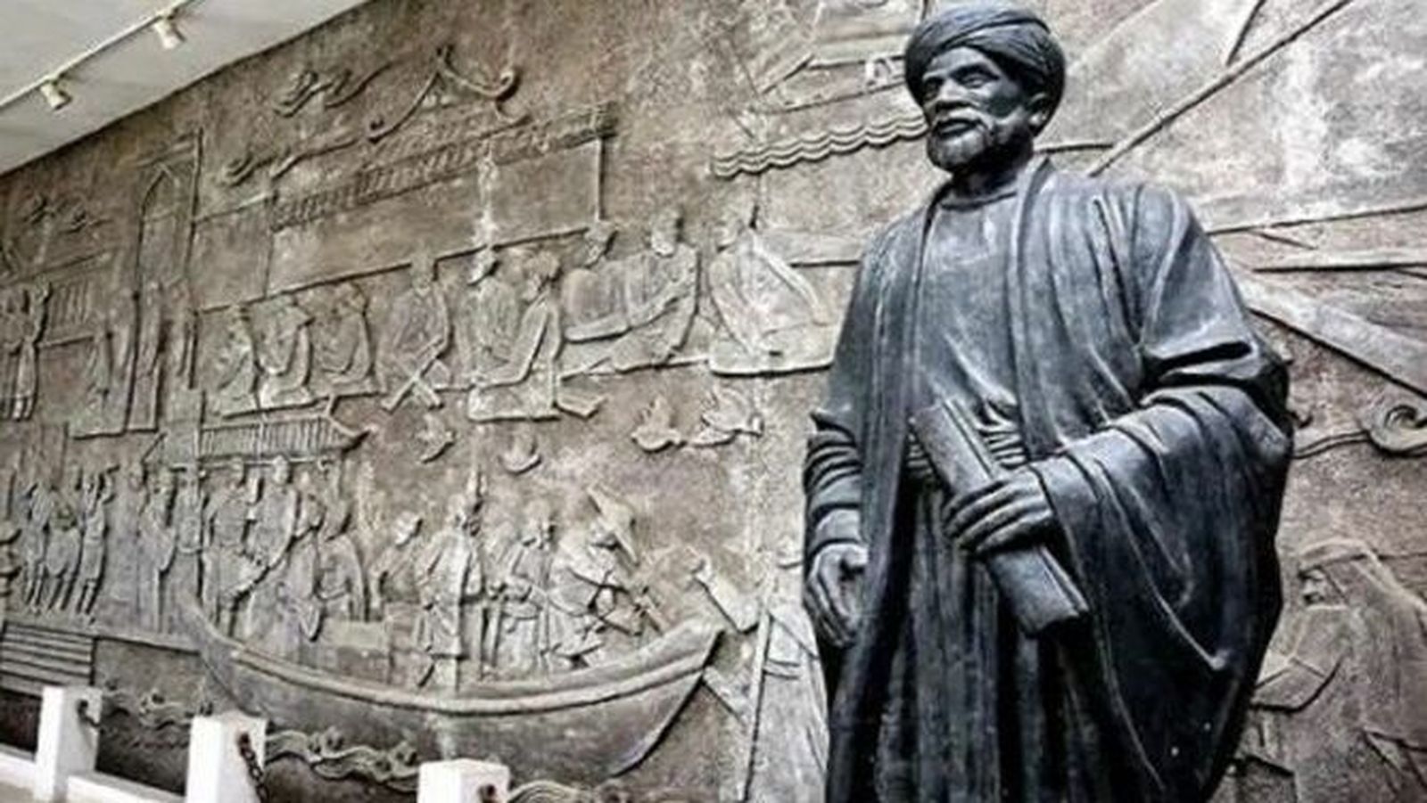 Estatua de Ibn Battuta en Quanzhou, China.