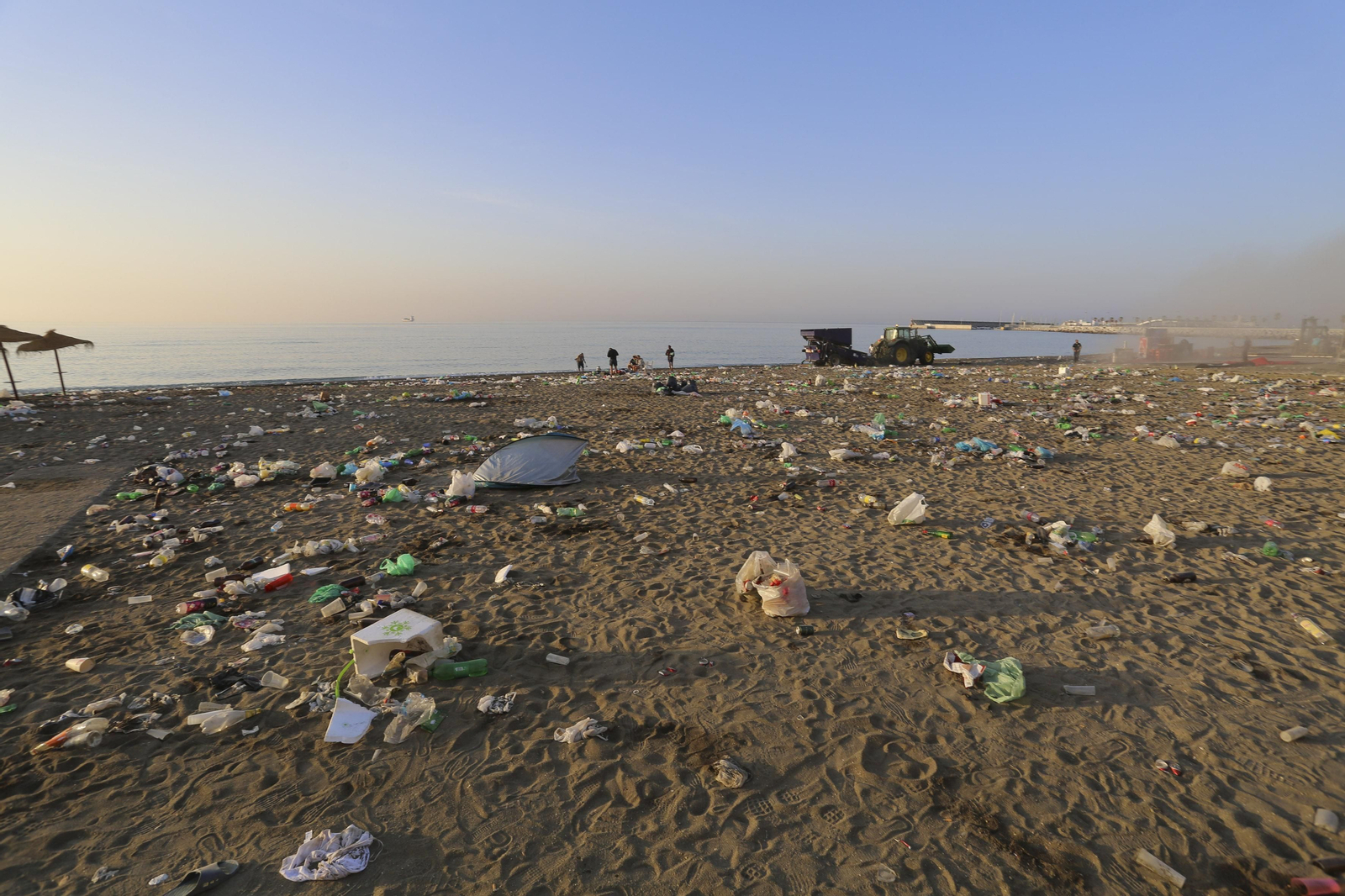 Las fotos de la basura en las playas de Málaga tras San Juan