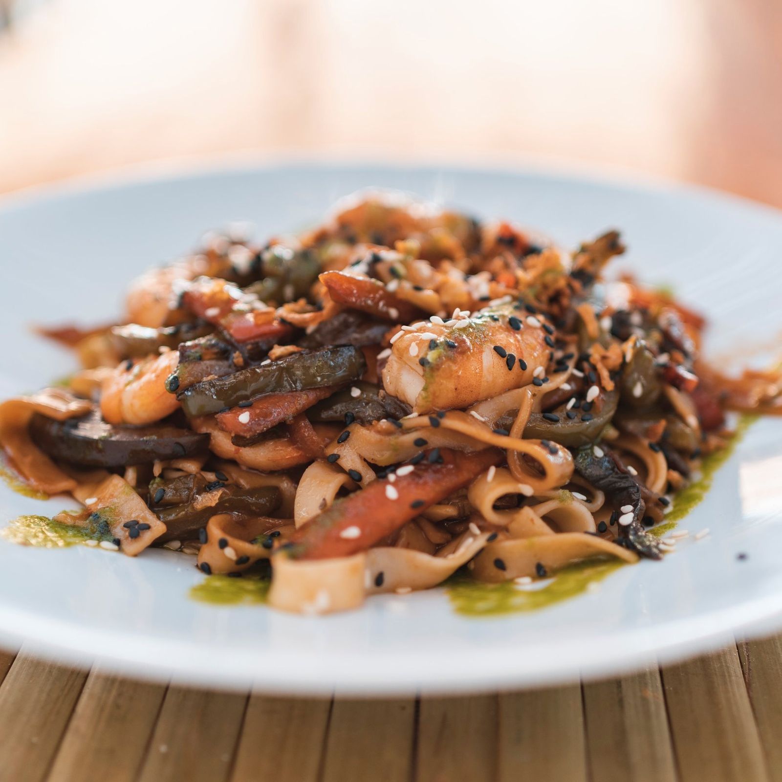 Tallarines con gambas y verduras