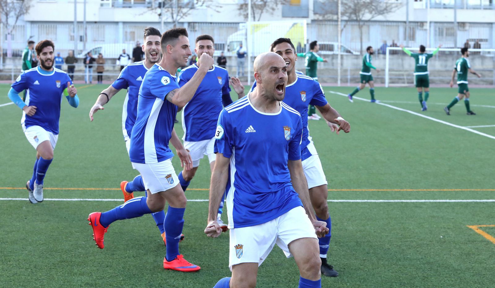 Dani Jurado celebra con rabia su gol al Espeleño en La Granja.