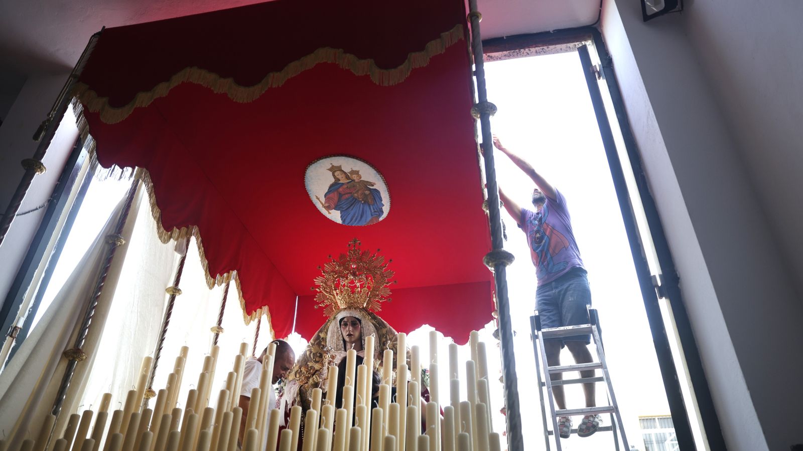 Preparativos en las iglesias de Algeciras para la Magna Mariana, en imágenes