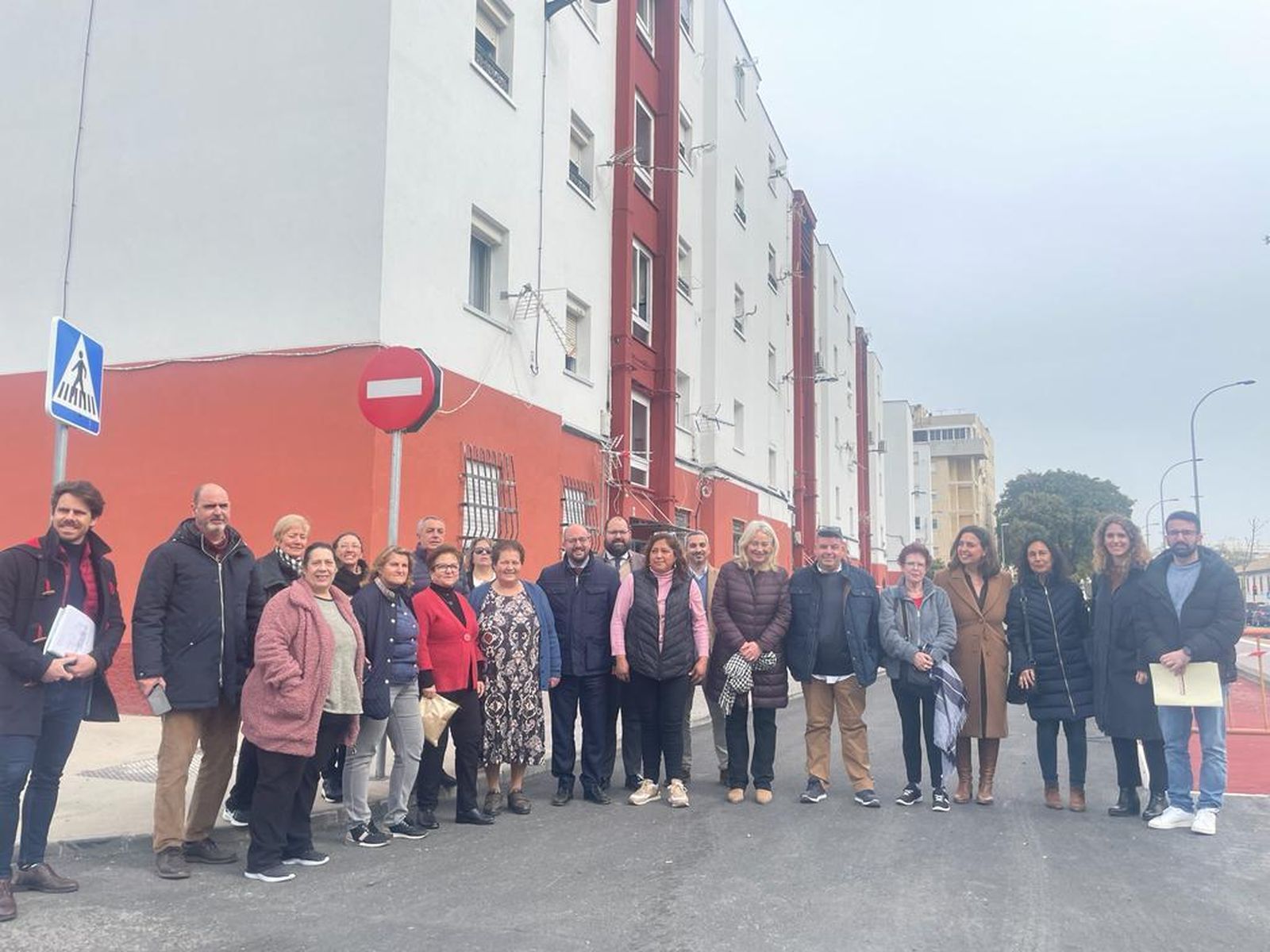 Un momento de la visita a la barriada de Los Milagros.