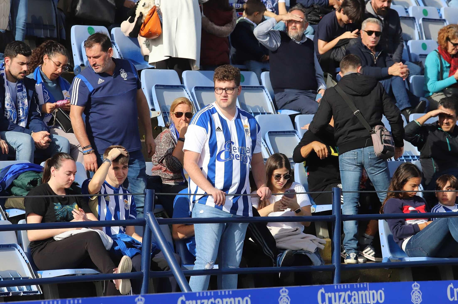 Imágenes del ambiente en las gradas del Nuevo Colombino durante el Recre-Vélez
