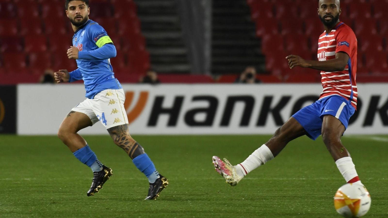 Insigne y Foulquier durante un lance del Granada CF-Nápoles.