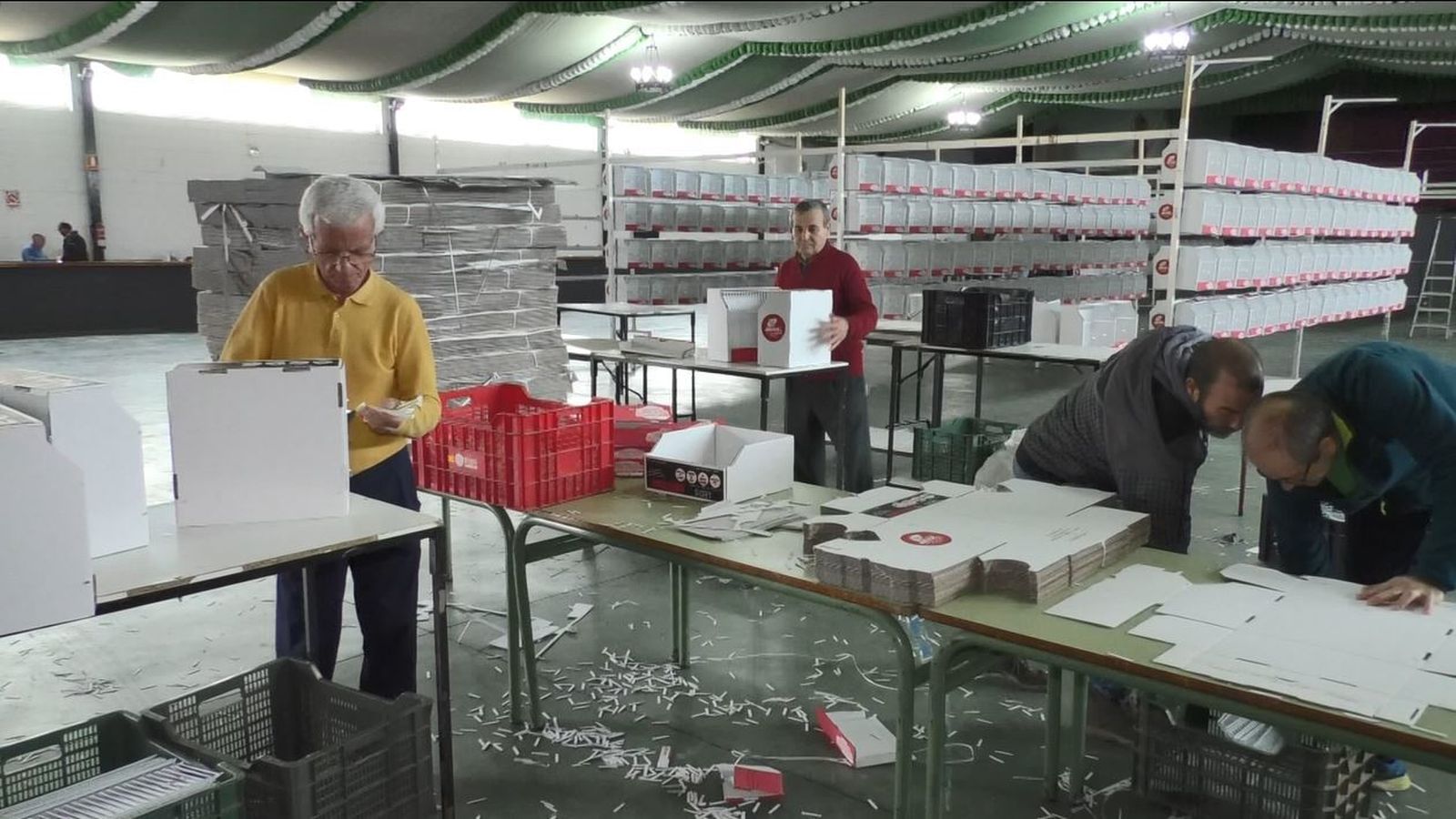 Miembros de la Asociación Ornitológica, durante el montaje de la exposición.