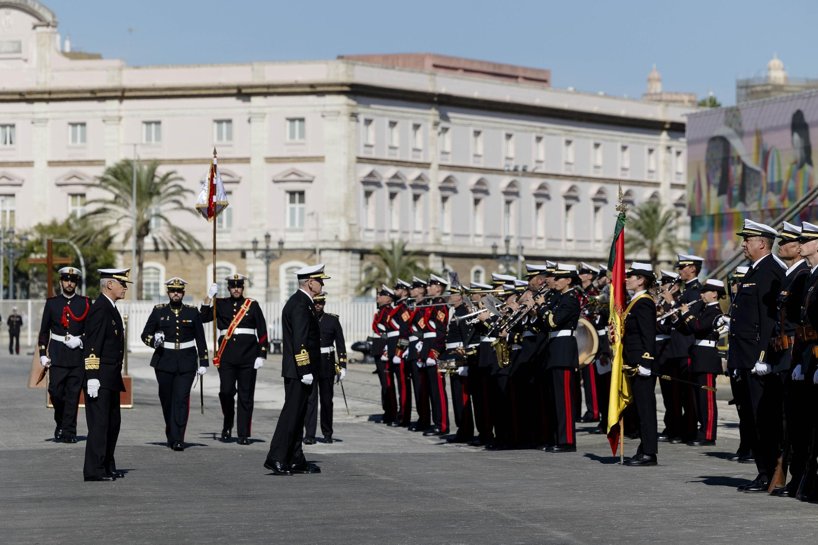 Las imágenes del día del veterano de las Fuerzas Armadas y Guardia Civil en Cádiz.