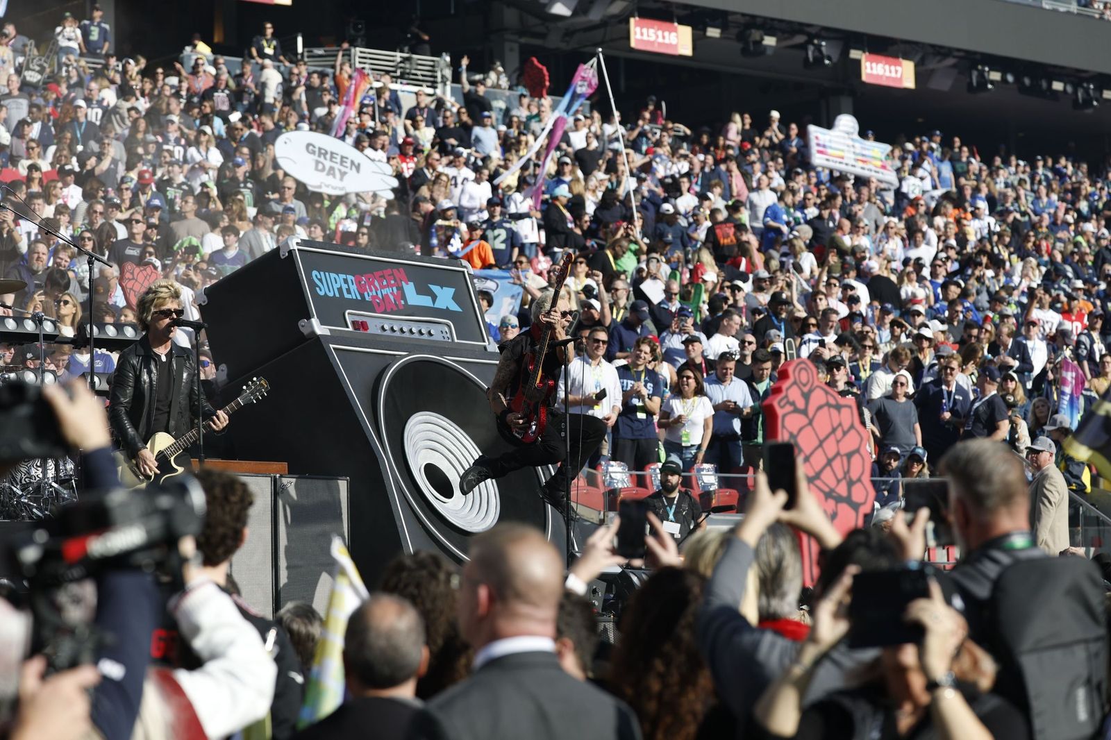 Las mejores fotos de la Super Bowl con la actuación de Bad Bunny