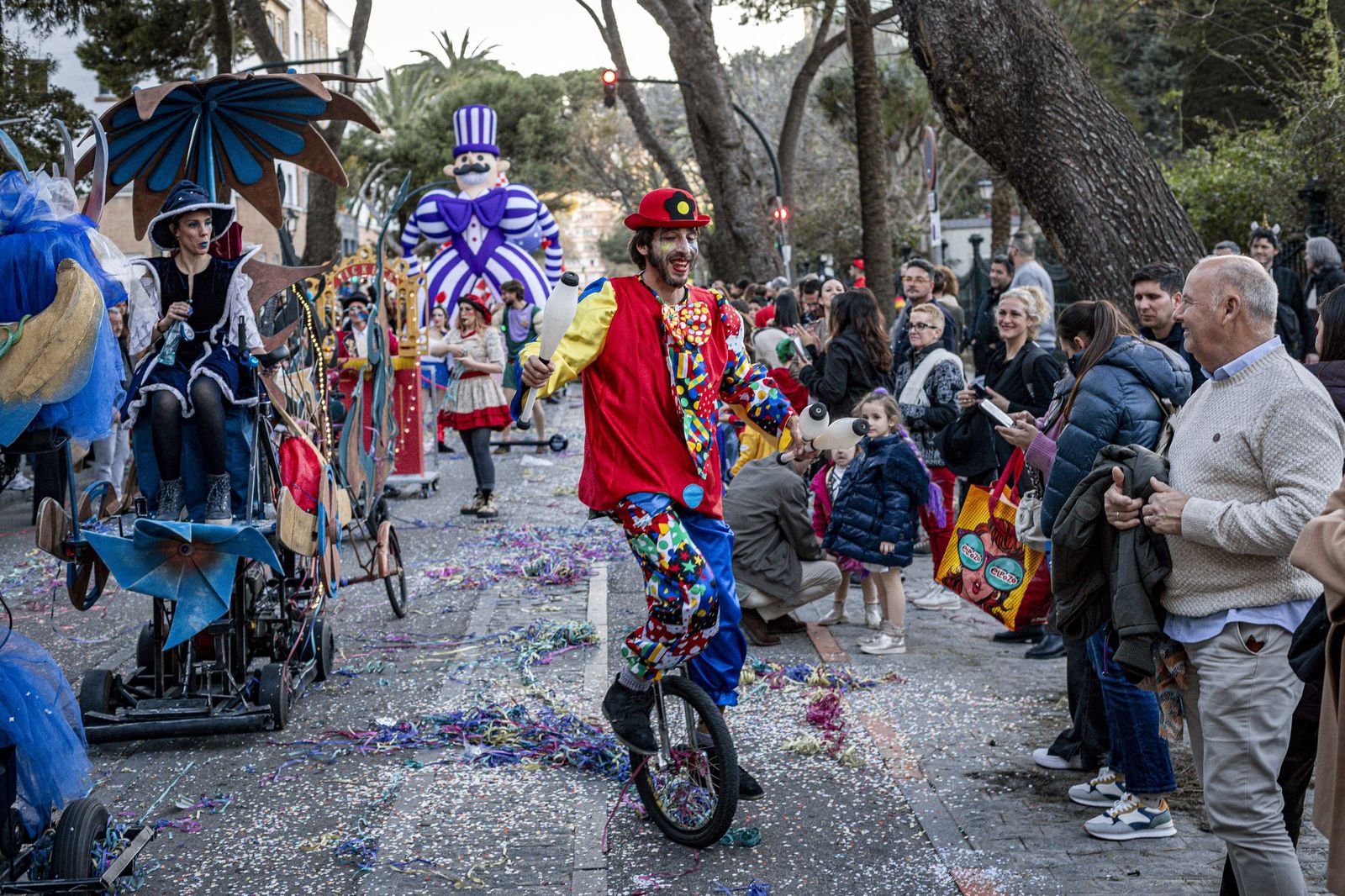 Las mejores imágenes de la Cabalgata del Humor del Carnaval de Cádiz 2026