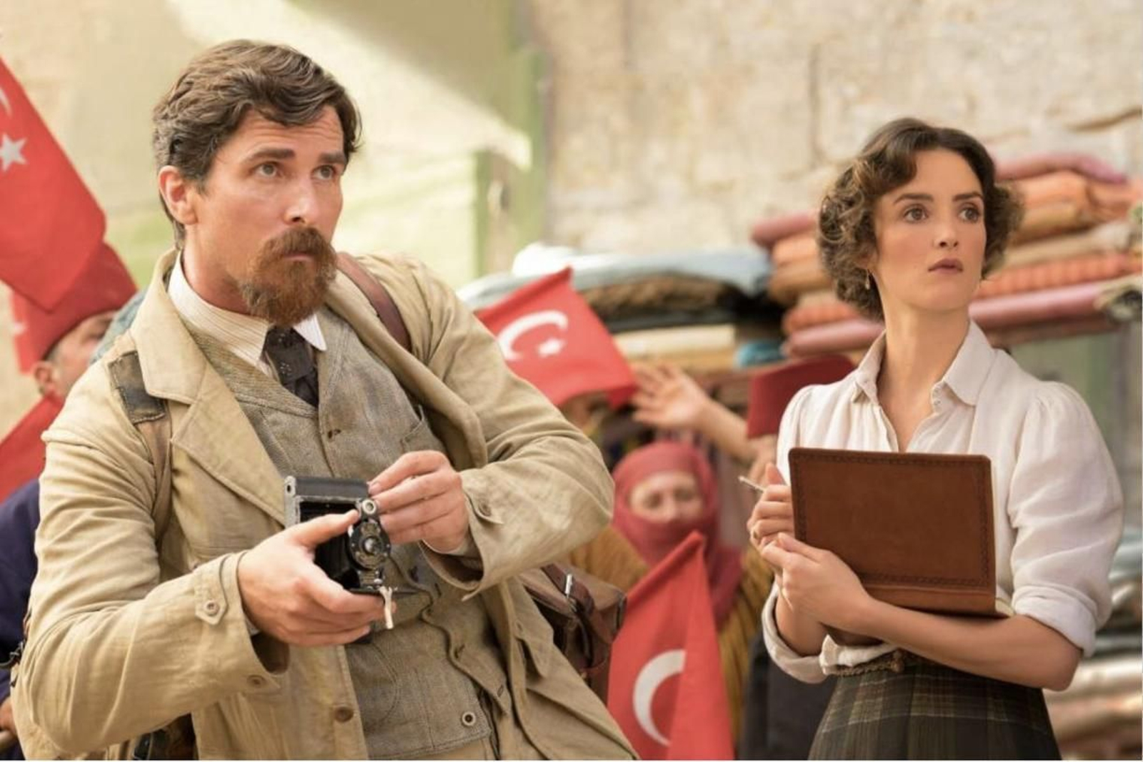 Christian Bale y Charlotte Le Bon, en una escena de la recién estrenada 'La promesa'.