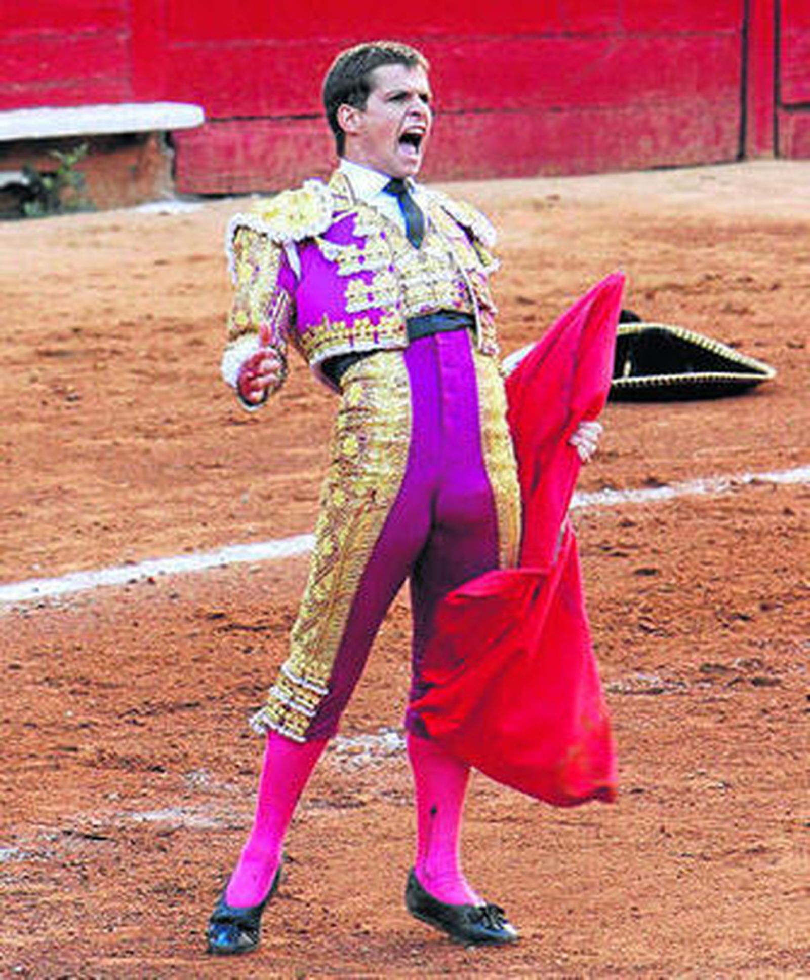 El Juli, tras la faena a su primer toro, al que desorejó, en La México.