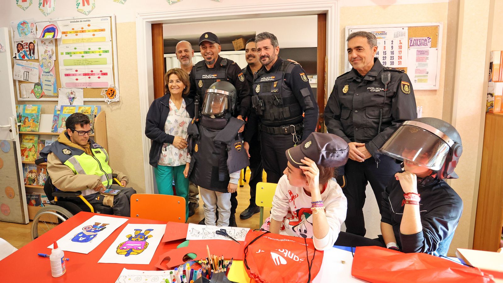 La Policía Nacional de Jerez con los niñ@s hospitalizados en el Hospital Universitario