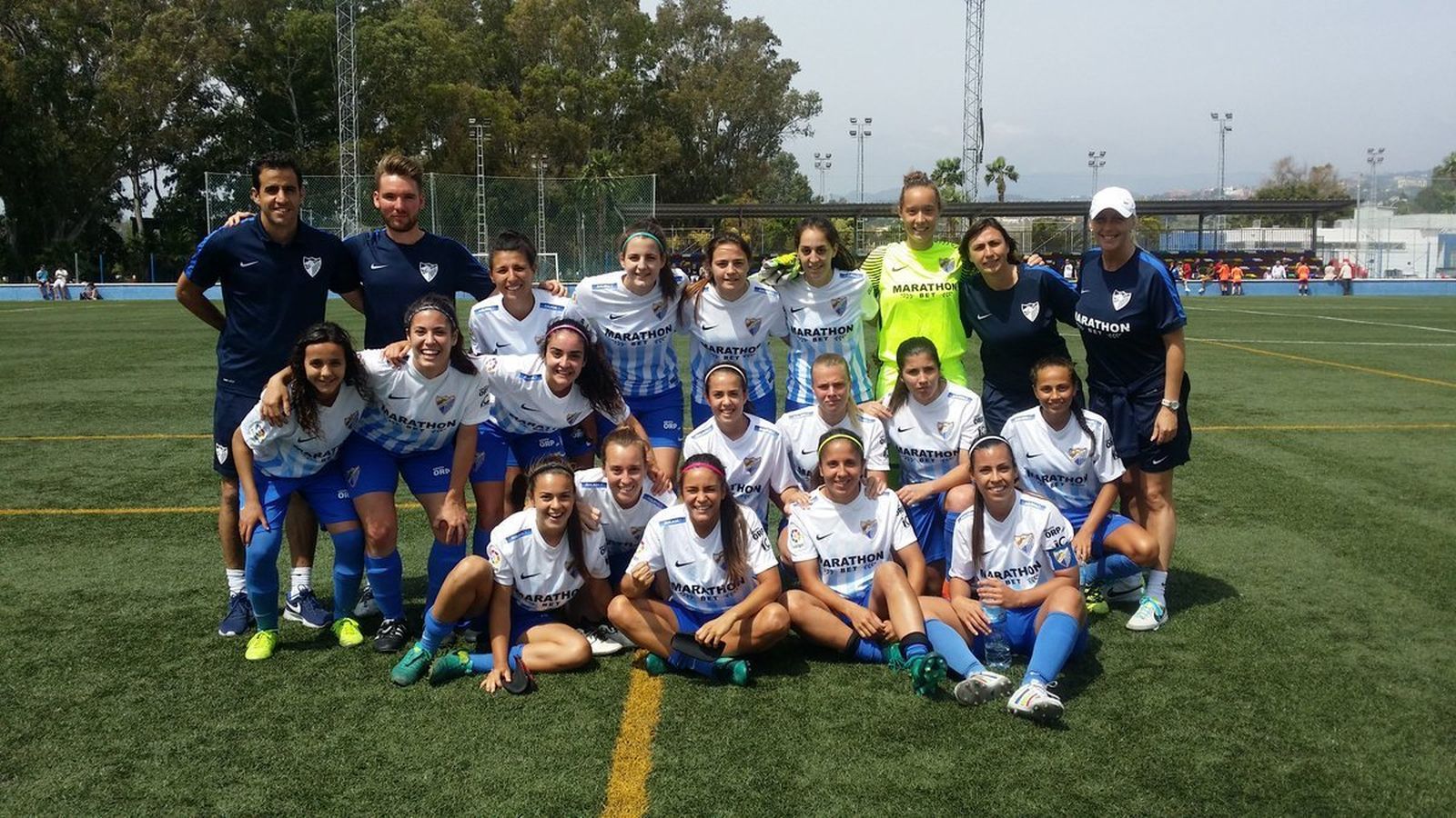 El equipo femenino del Málaga, feliz tras salir campeonas del Marbella Cup Soccer.