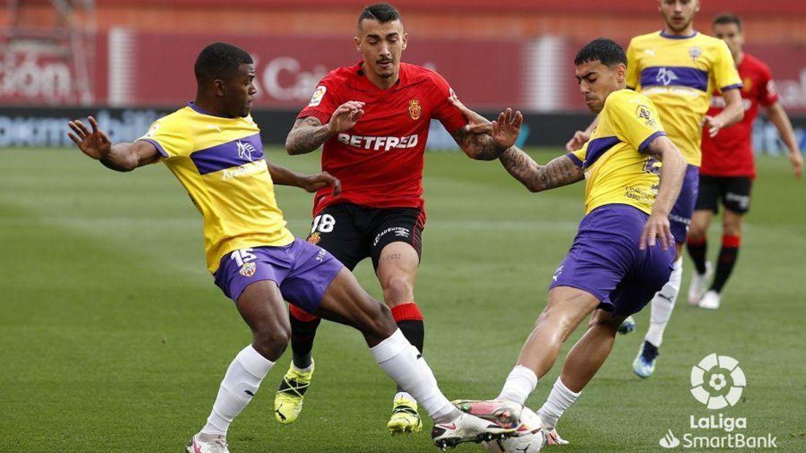 Akieme y Samú cortan un balón en presencia de Antonio Sánchez