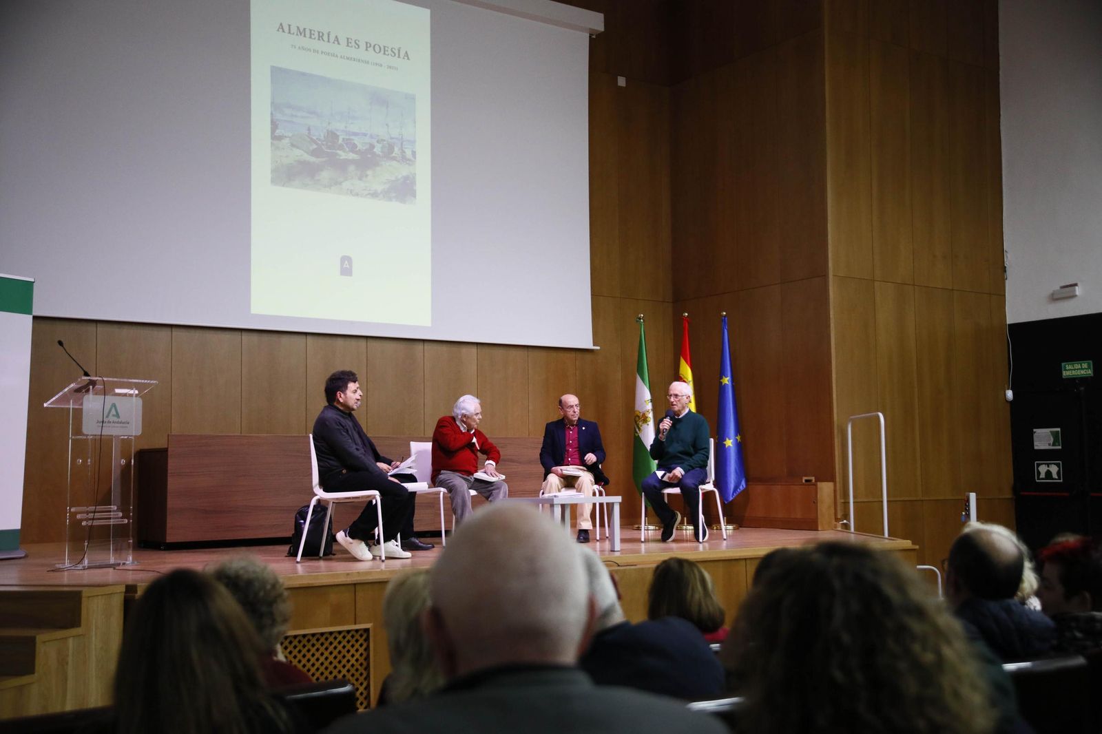 Las imágenes de la presentación del libro "Almería es poesía" en la biblioteca Villaespesa de la ciudad de Almería