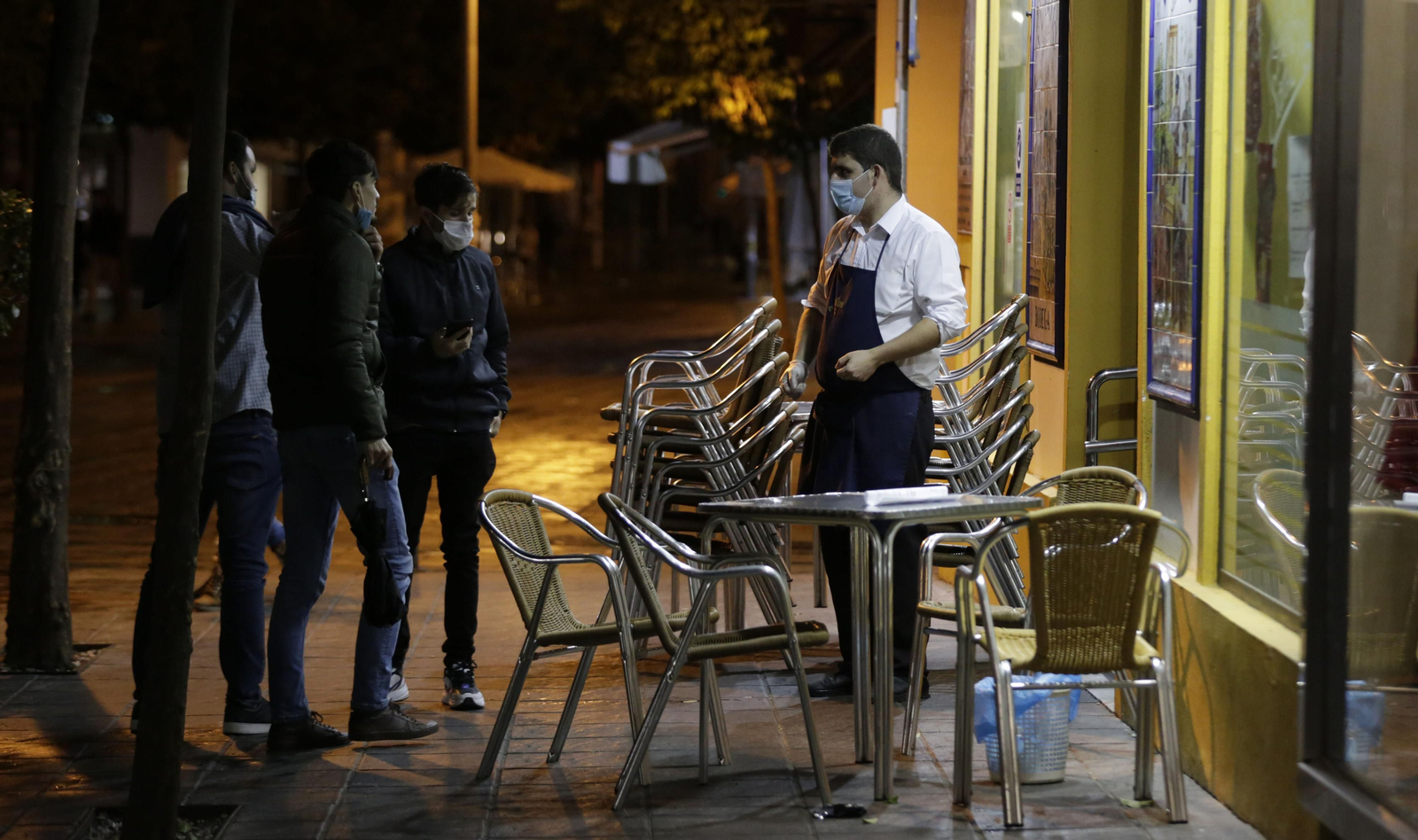 Los sevillanos cumplen el toque de queda