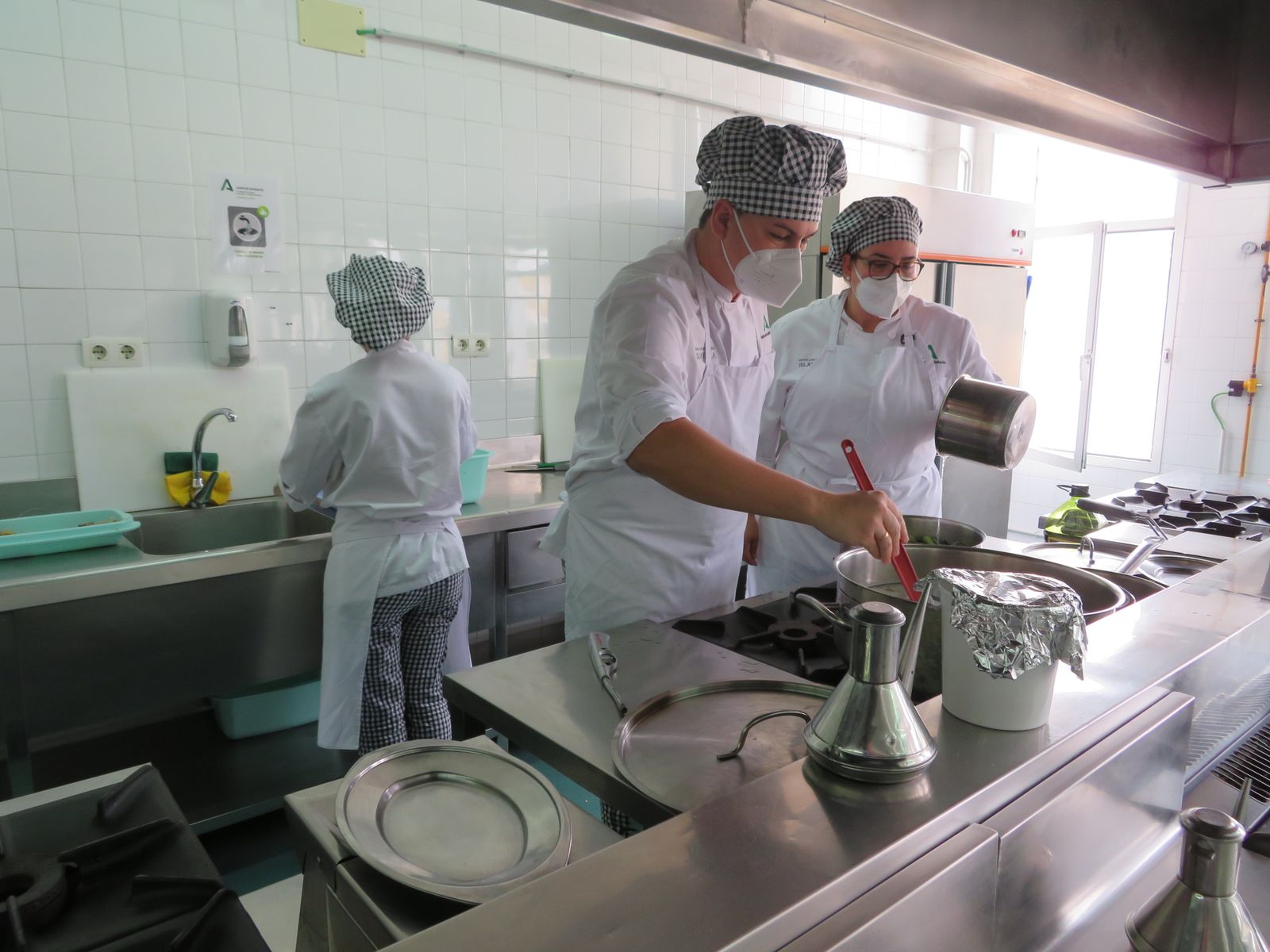 Estudiantes de la Escuela de Hostelería de Islantilla realizando prácticas profesionales en la provincia de Huelva