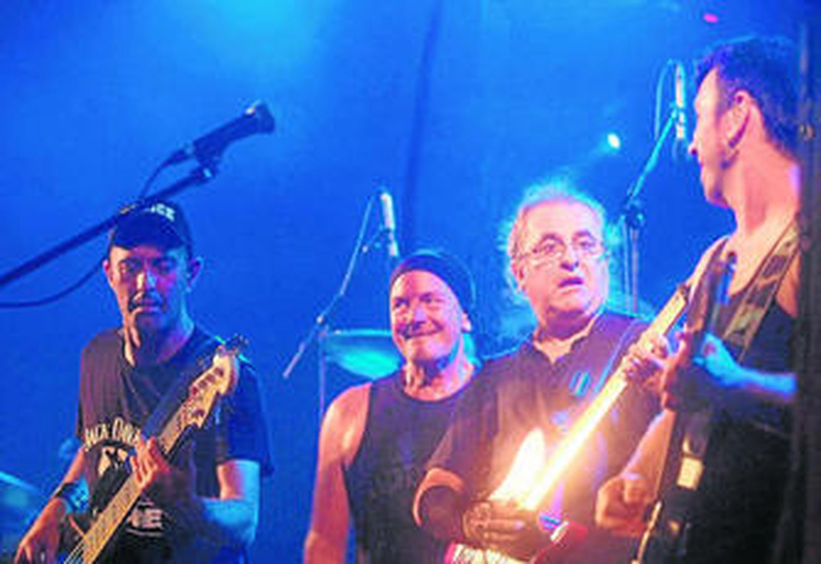 Apache ofreció un concierto antológico el sábado en la Explanada del Faro de Roquetas.