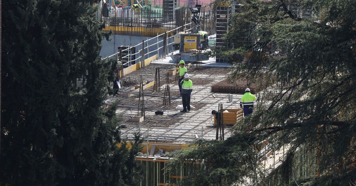 Vecinos de Los Remedios entregan más de 1.400 firmas al Defensor del Pueblo para pedir un centro especial para mayores en Vera Sevilla