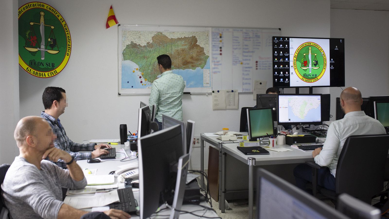 Agentes de la Guardia Civil en un operativo contra las lucha contra las mafias del hachís en el Estrecho. Agentes de la Guardia Civil en un operativo contra las lucha contra las mafias del hachís en el Estrecho.