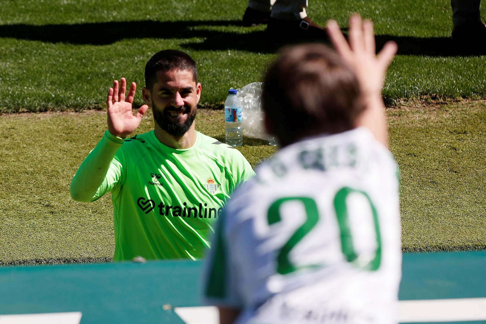 Isco saluda a un pequeño aficionado cuando abandona el entrenamiento realizado por el Betis a puertas abierta.