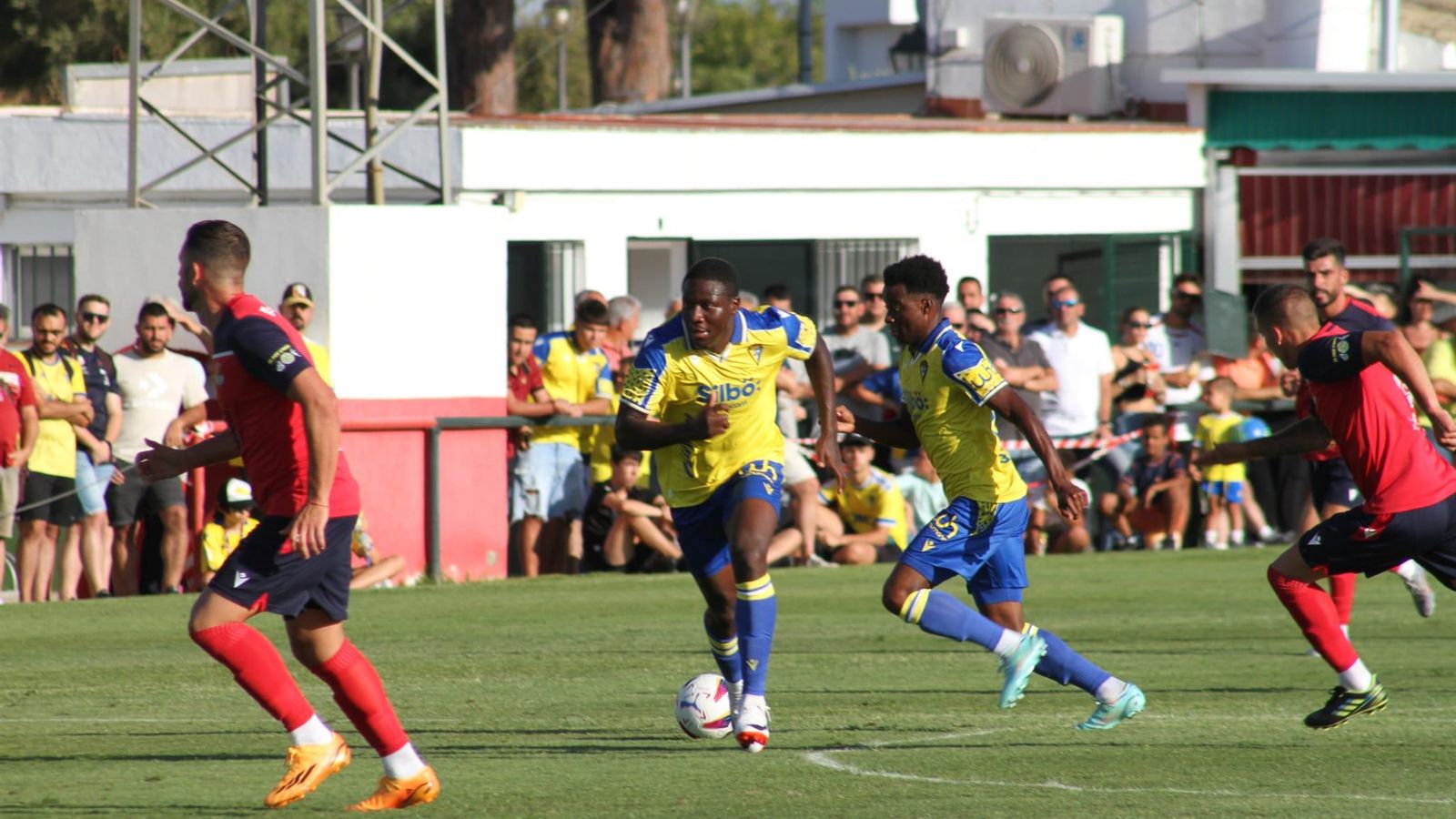 Las imágenes del amistoso entre el Barbate y el Cádiz CF