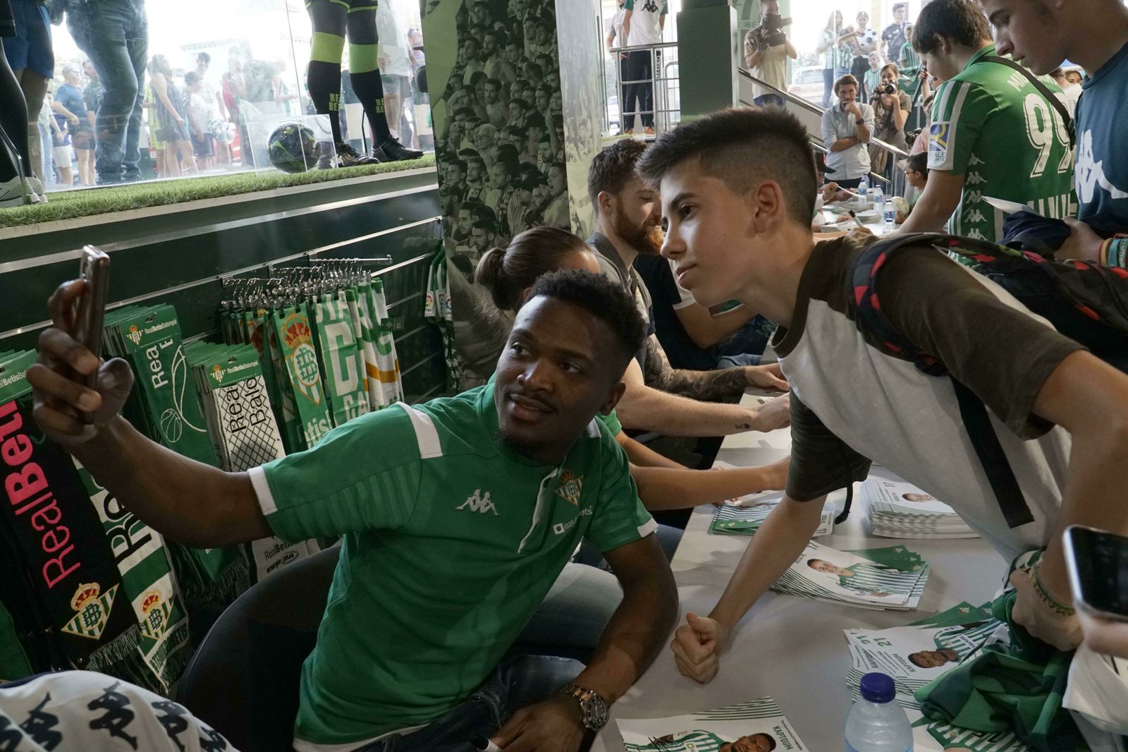Firma de autógrafos de los jugadores del Betis