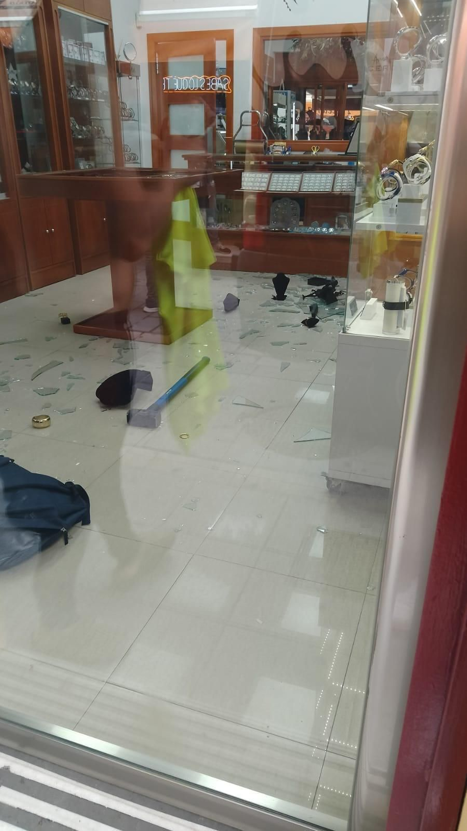 Aspecto de la joyería tras sufrir un atraco a plena luz del día.