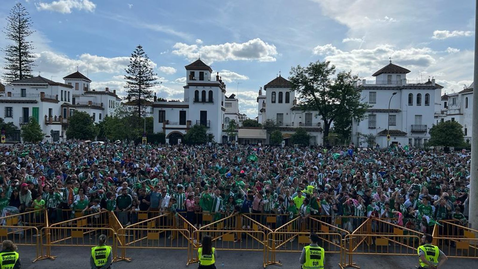 Abarrotada la explanada de Preferencia.