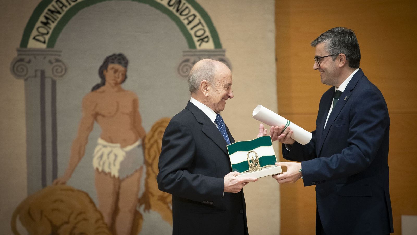 José Álvarez, dueño de Las Tinajas, recibiendo el reconocimiento