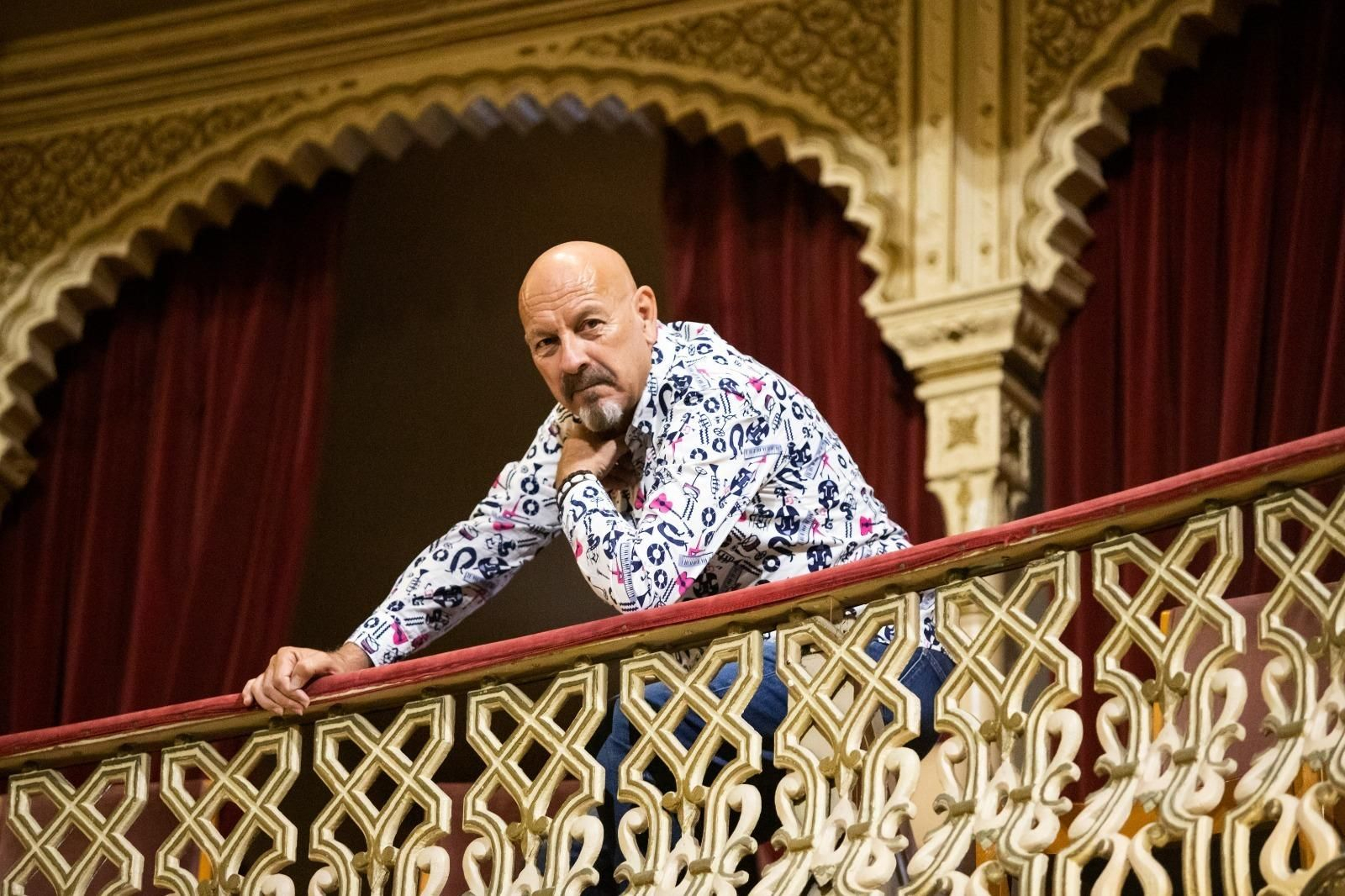 El músico Javier Ruibal, en uno de los palcos del Gran Teatro Falla.