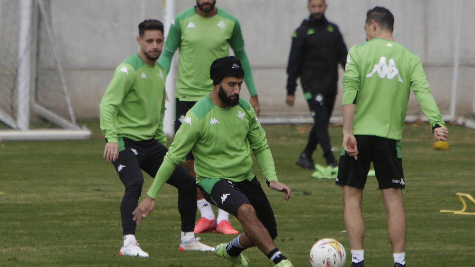 Fekir presiona a Guardado en un ejercicio.