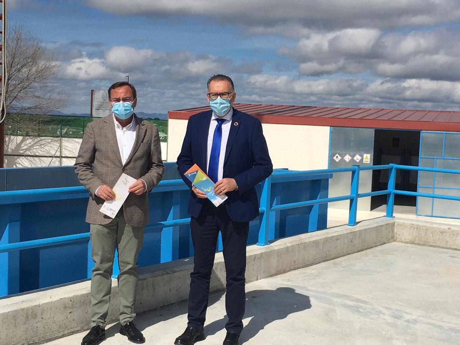 Francisco Palomares y Juan Díaz, en el punto limpio de El Viso.