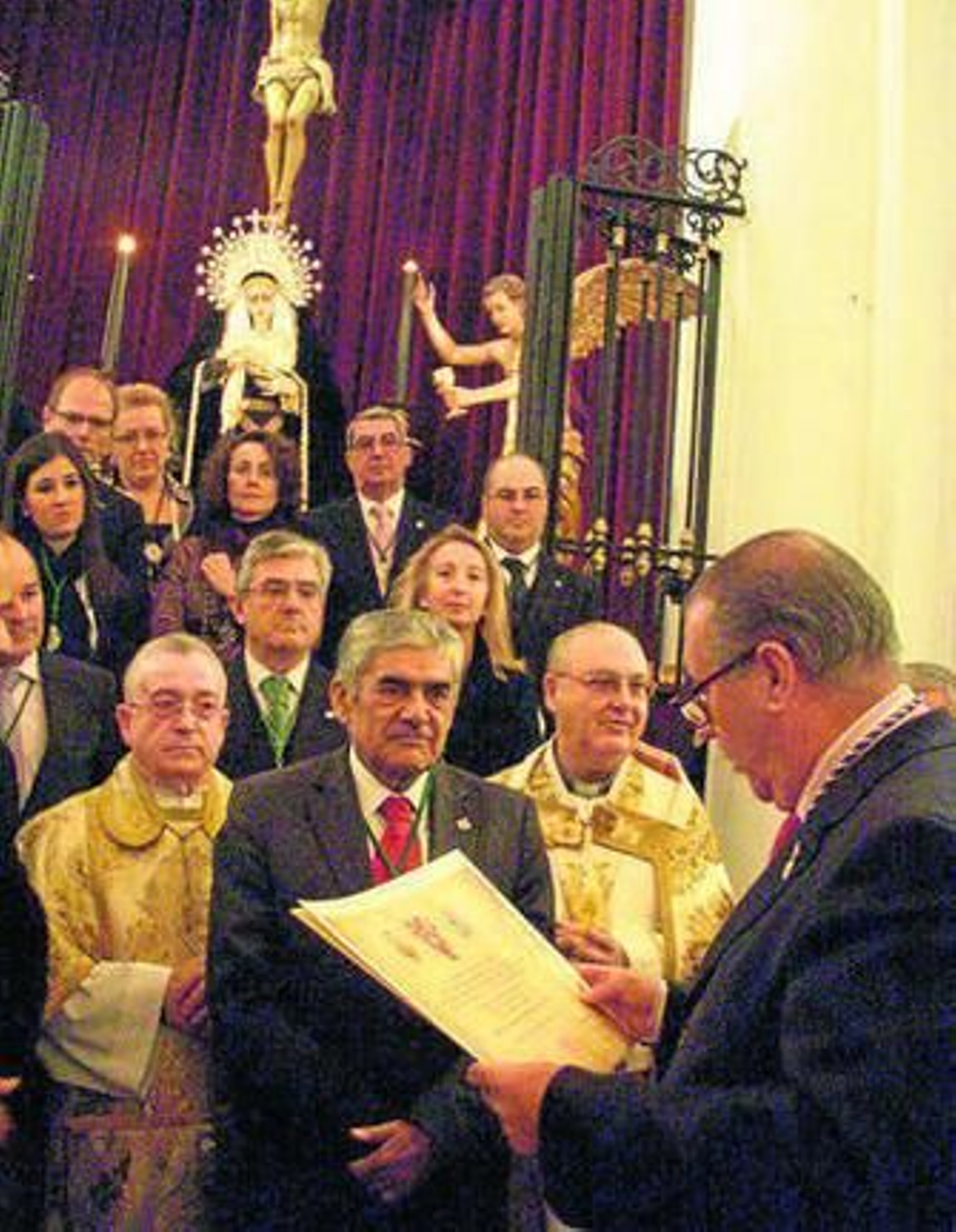 Antonio González lee la adhesión del Consejo de Hermandades.