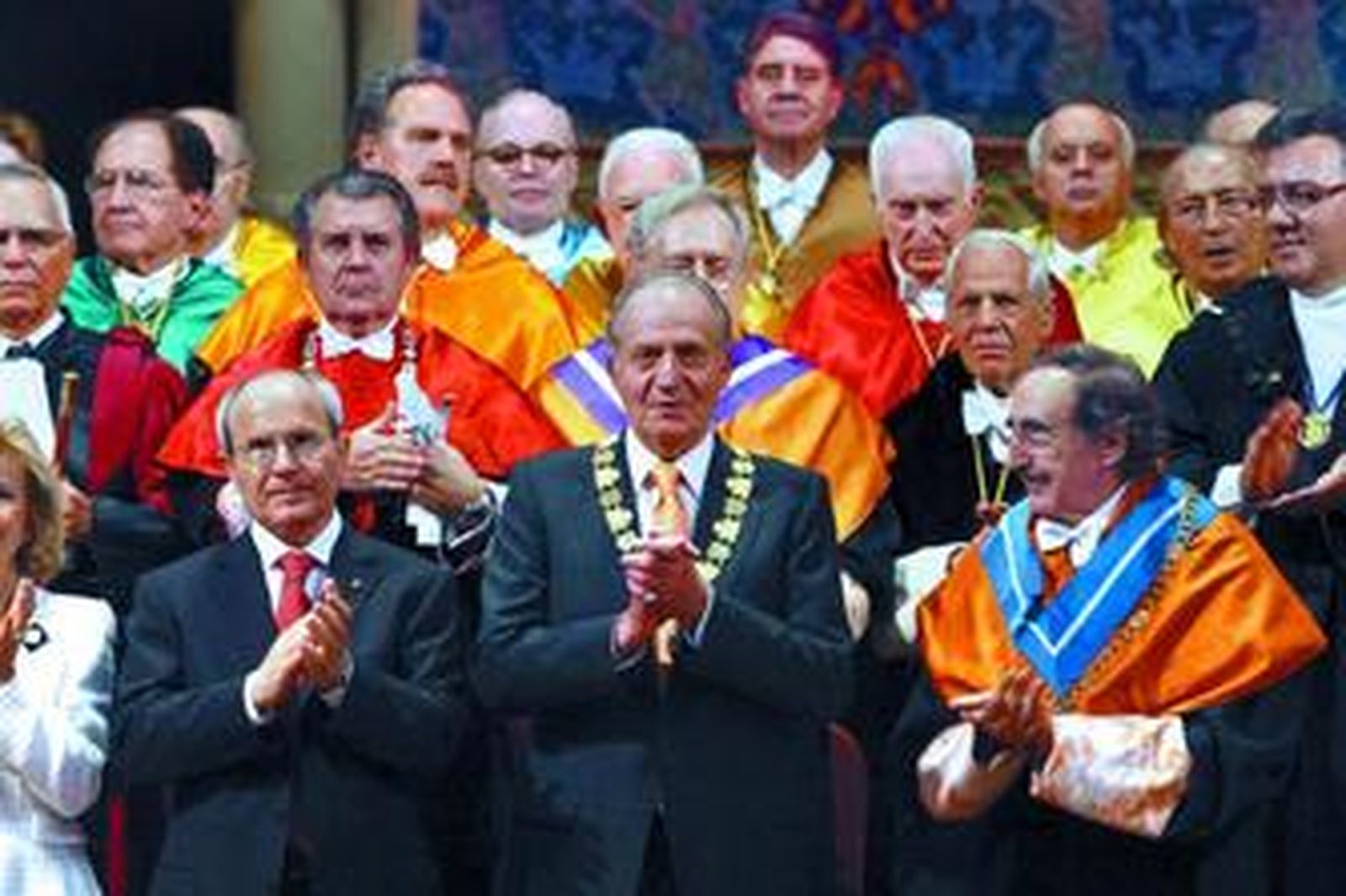 El Rey, junto a Montilla, tras recibir la Medalla de Honor de la Real Academia de Doctores.