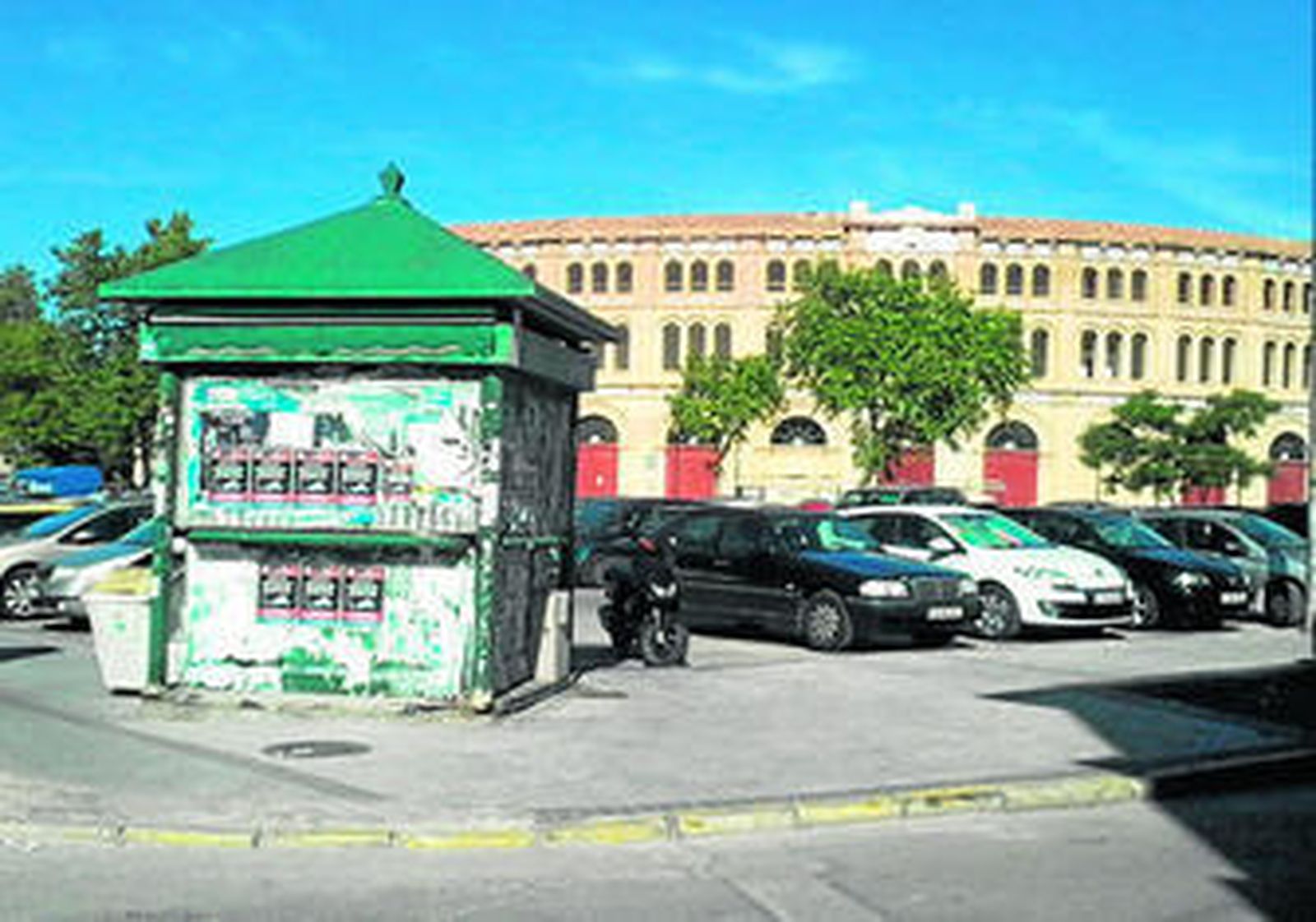 El quiosco situado en la esquina de la plaza de Elías Ahuja desluce el entorno de la Plaza de Toros en la que se han realizado fuertes inversiones para adecentarla.